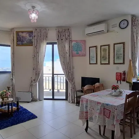 Spacious 1br - 10 Min Walk To Airport 公寓 *