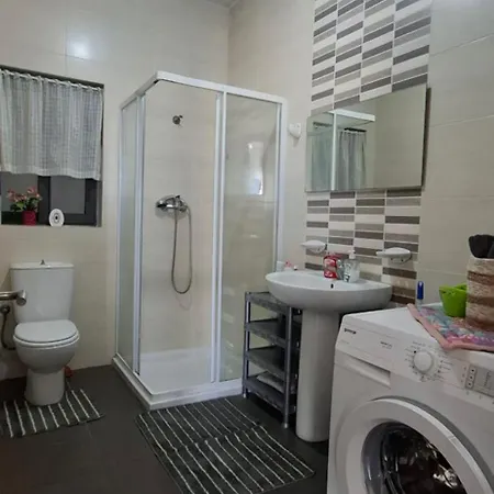 Spacious 1br - 10 Min Walk To Airport Gudja