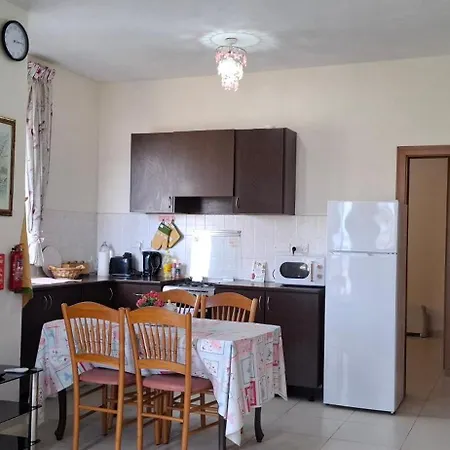 Spacious 1br - 10 Min Walk To Airport *