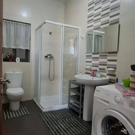 Spacious 1br - 10 Min Walk To Airport Apartamento