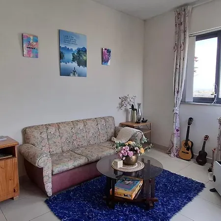 Spacious 1br - 10 Min Walk To Airport 公寓 *