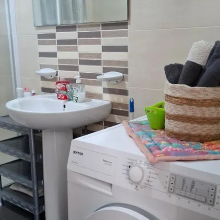 Spacious 1br - 10 Min Walk To Airport *